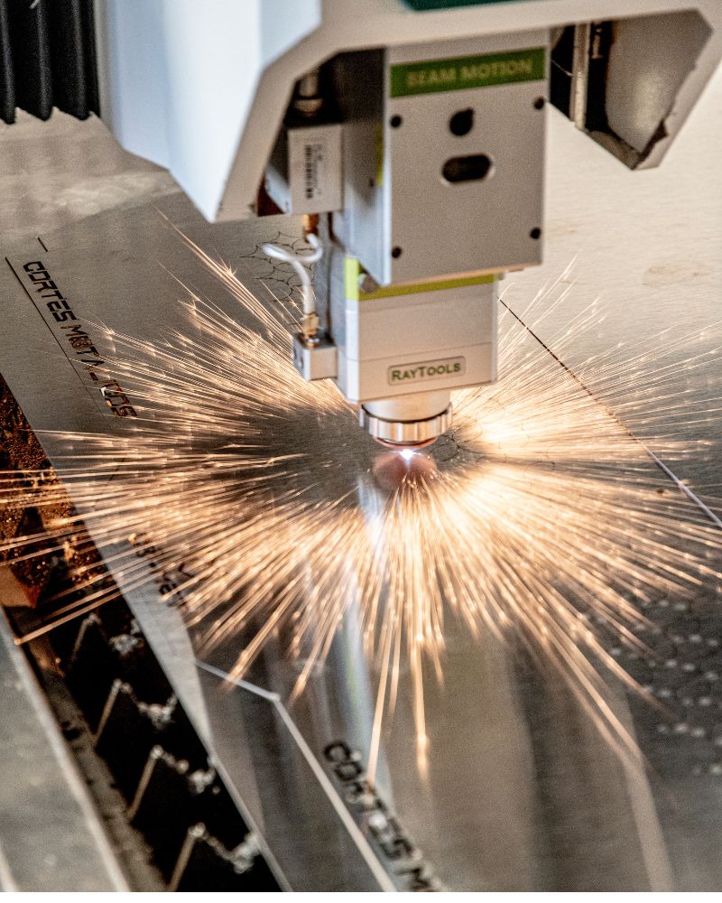 Corte láser en proceso sobre lámina metálica