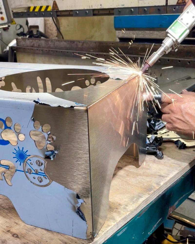 Corte láser en proceso sobre lámina metálica