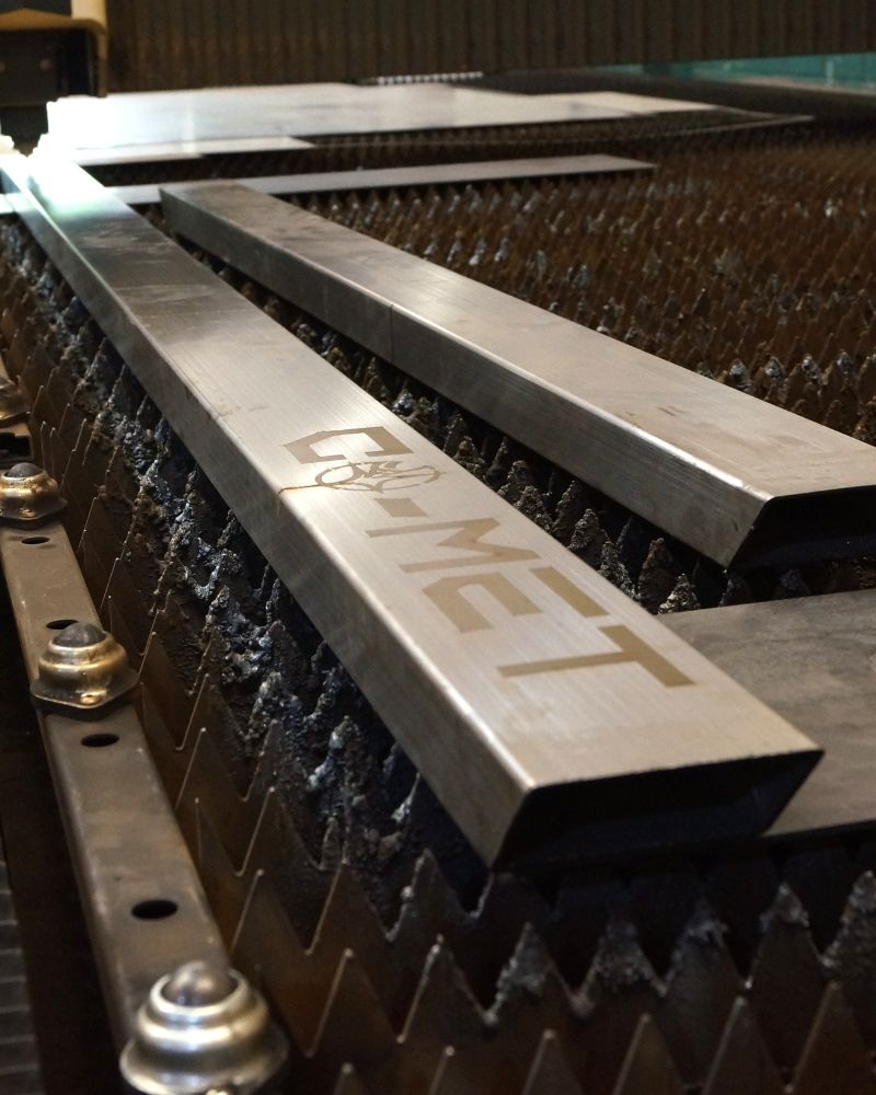 Corte láser en proceso sobre lámina metálica