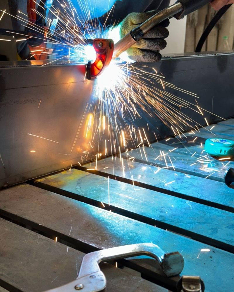 Corte láser en proceso sobre lámina metálica